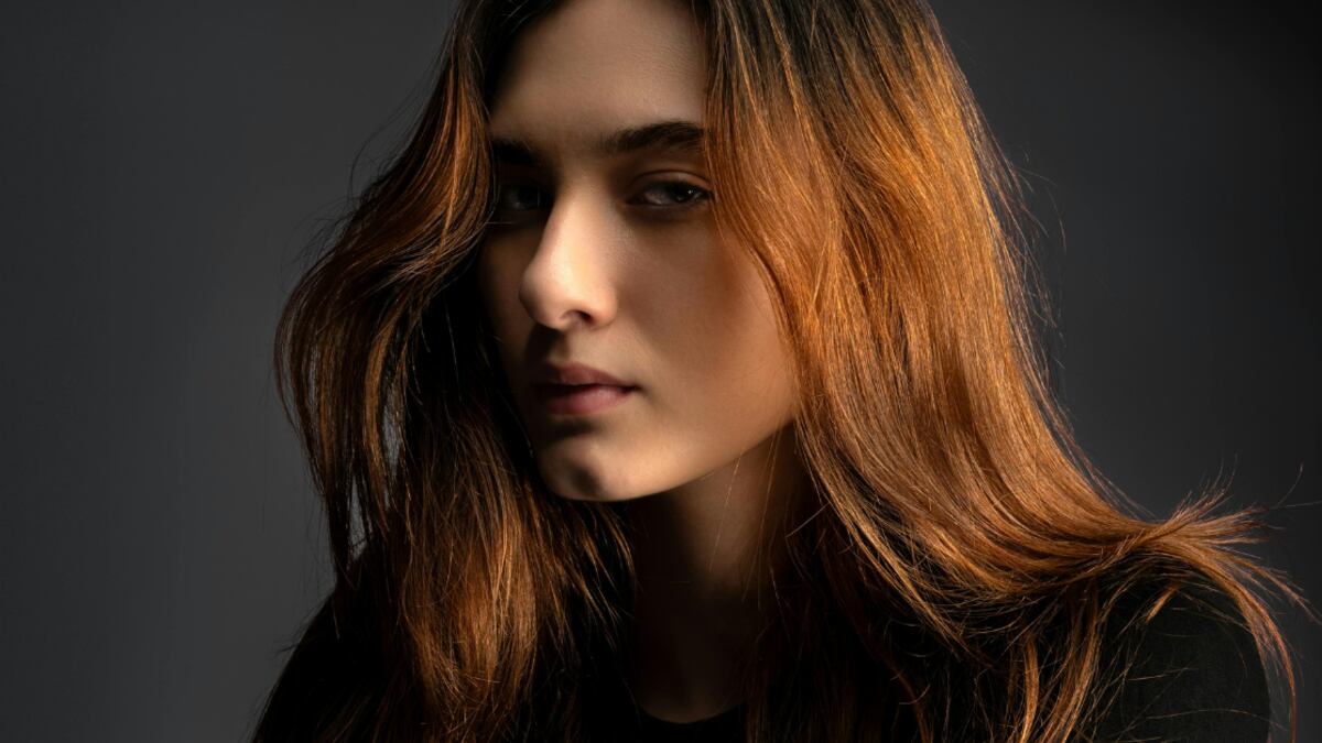 ¿Qué es el 'glossy coco hair'? El tinte de cabello en tendencia que le quita la corona al rubio y castaño