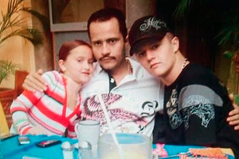 Nemesio Rubén Oseguera Cervantes, alias “El Mencho”, reconocido líder del Cártel Jalisco Nueva Generación, junto a su hijo Rubén Oseguera González, conocido como “El Menchito”