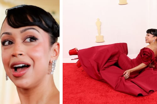 Óscar 2024: la aparatosa caída de Liza Koshy durante la alfombra roja
