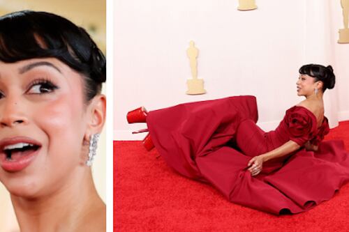 Óscar 2024: la aparatosa caída de Liza Koshy durante la alfombra roja