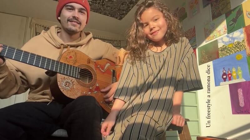 Sergio Mayer Mori y su hija, Mila Mayer, cantando juntos un 'freestyle' para Ramona