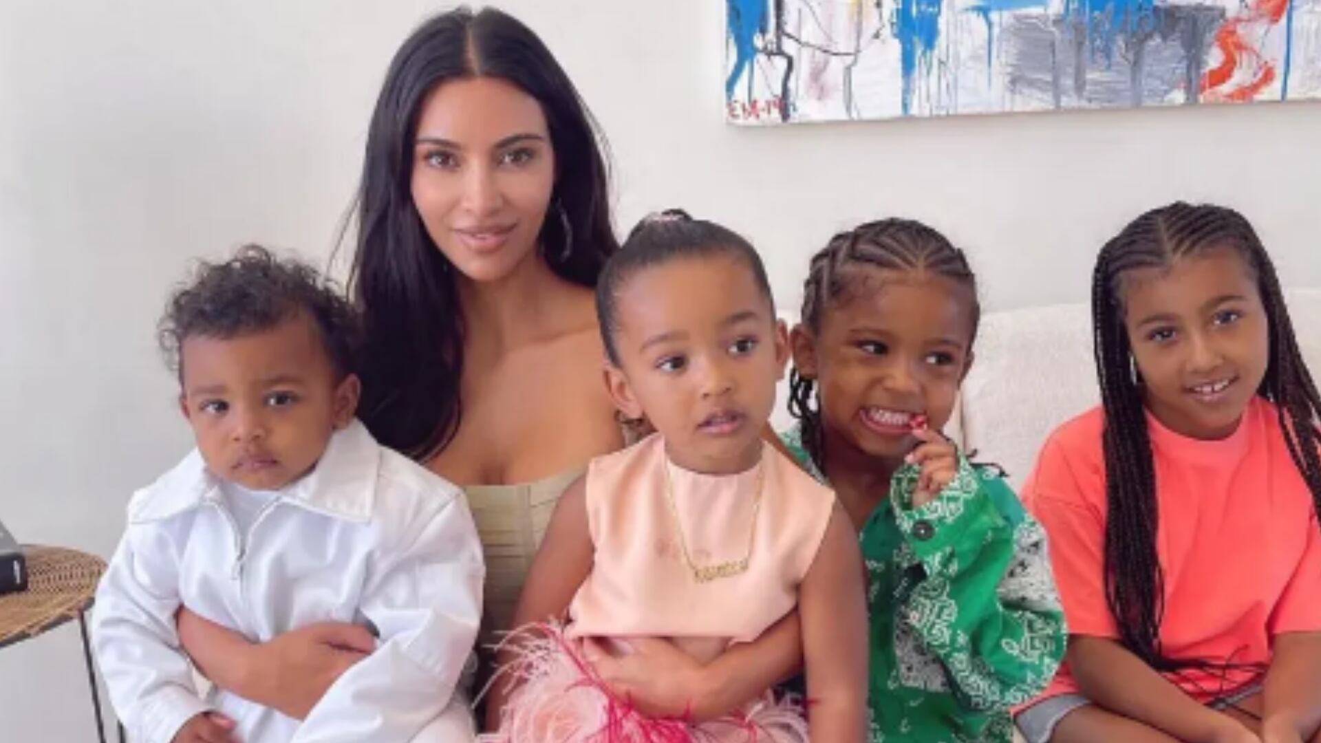 Kim Kardashian reveló que uno de sus hijos padece de una enfermedad de la piel que es incurable, pero no es psoriasis.