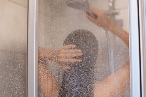 Famosa actriz y modelo vende agua con la que se baña: Costo y fecha de lanzamiento