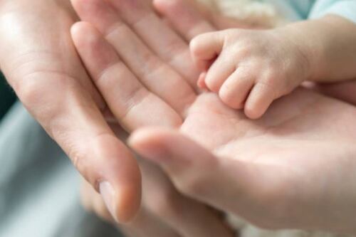 Se quedó dormido con su bebé de dos meses sobre el pecho y cuando despertó el niño estaba muerto