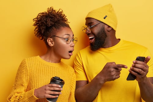 Chisme que enamora: cuando hablar de otros fortalece el romance