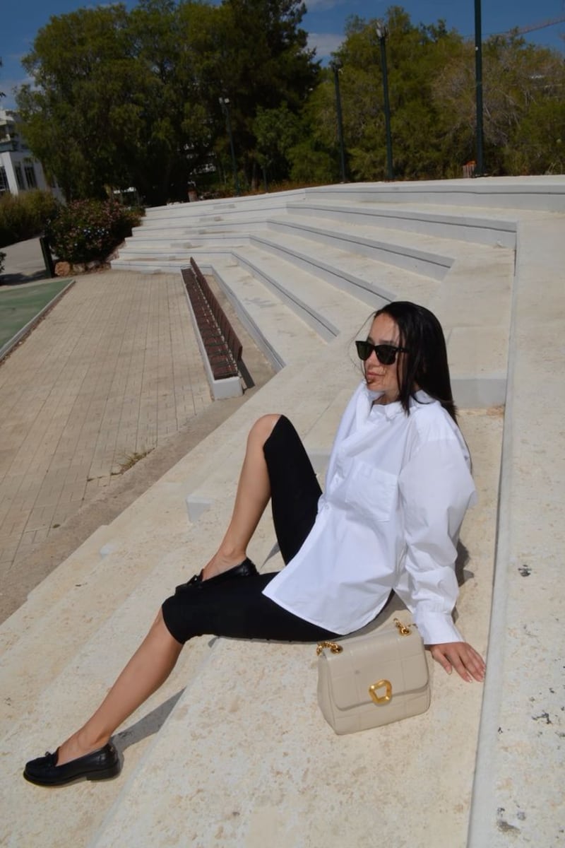 Pantalones capri con camisas blancas.