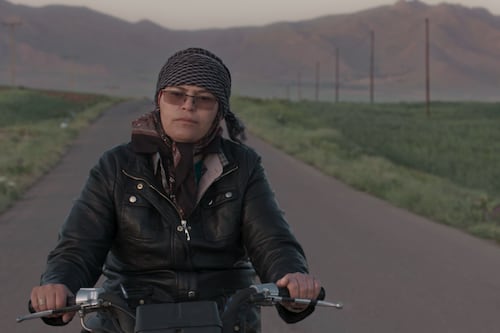 La mujer que desafía las normas: así es ‘Cutting Through Rocks’, el documental iraní que compite por un premio Oscar