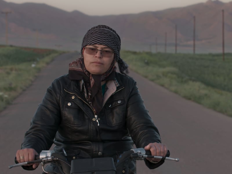La mujer que desafía las normas: así es ‘Cutting Through Rocks’, el documental iraní que compite por un premio Oscar