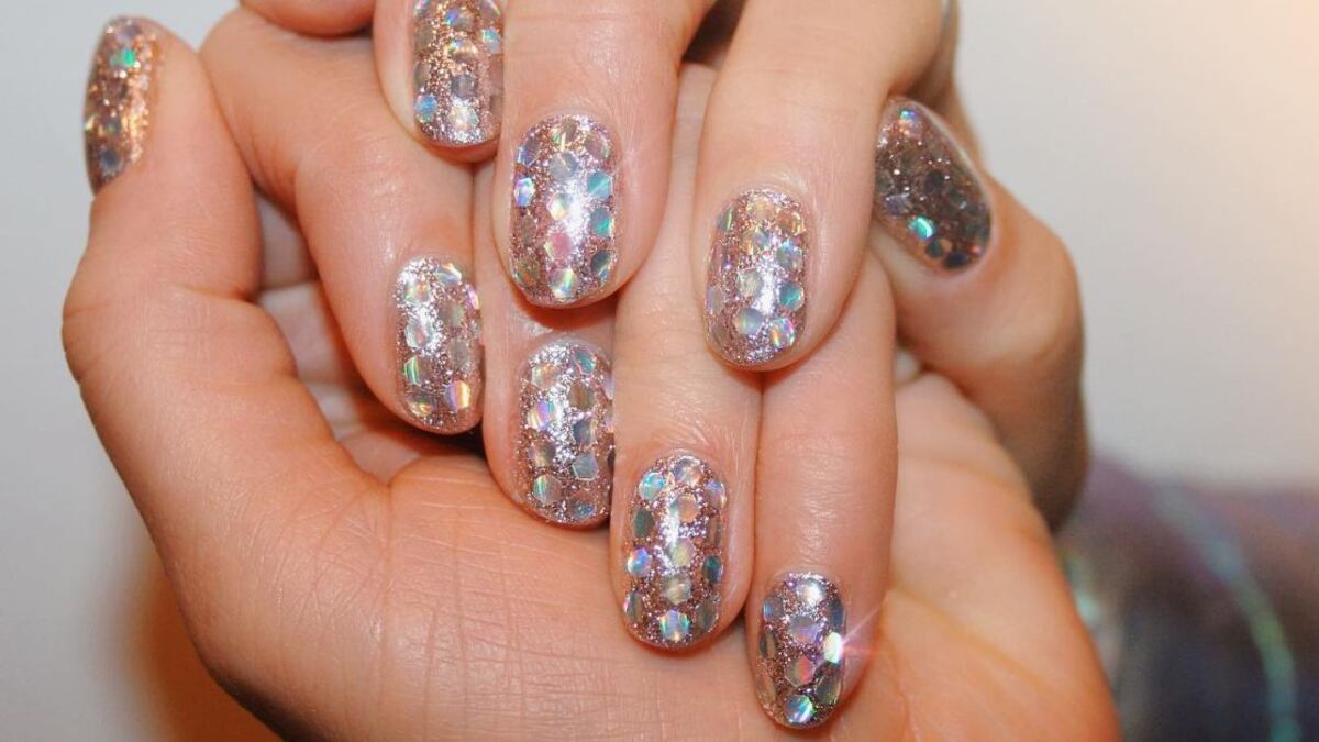 Las uñas diamante son perfectas para brillar en cada fiesta de diciembre