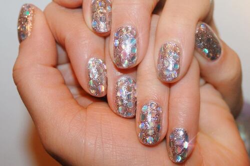 5 ideas de ‘diamond nails’ para las fiestas de diciembre: ideales para una manicura glamurosa