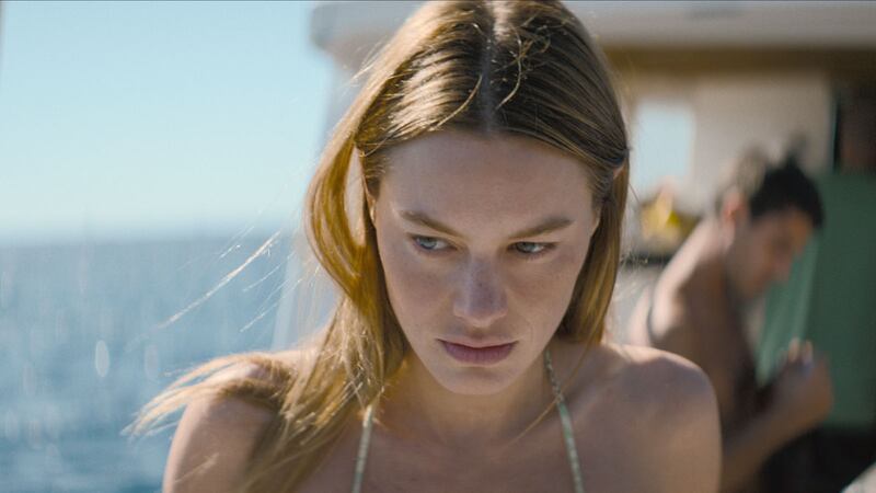 Camille Rowe y César Domboy protagonizan 'Sin aliento'