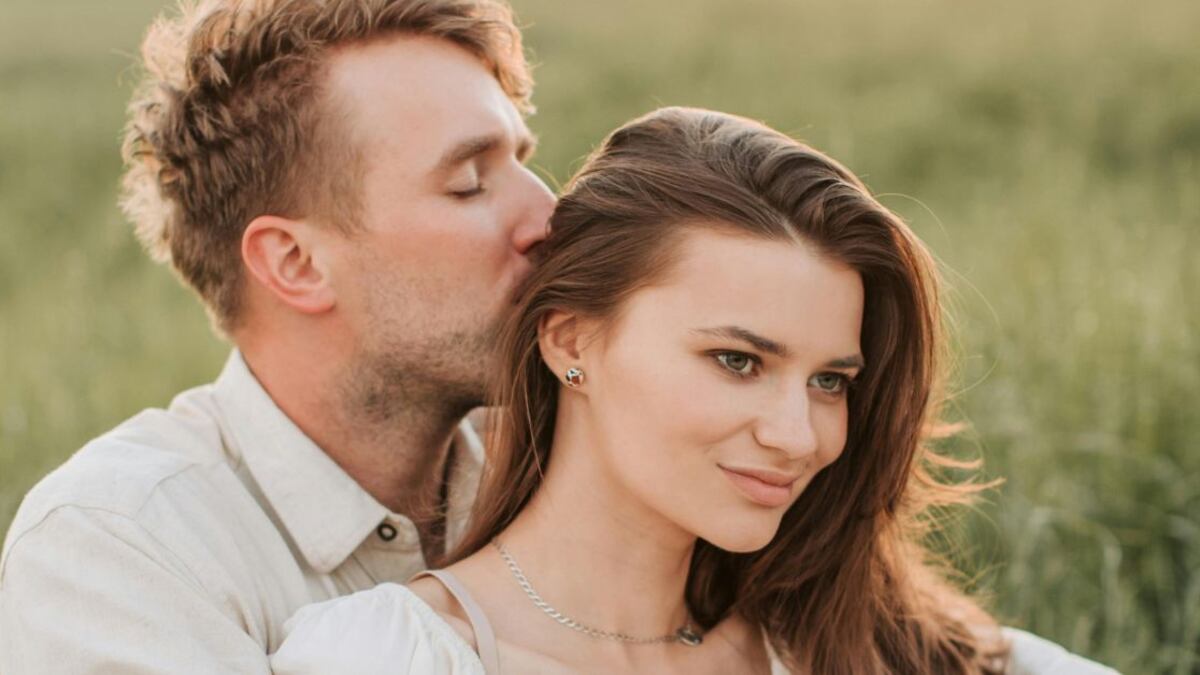 Muchos hombres gustan oler el cabello de una mujer por diferentes motivos