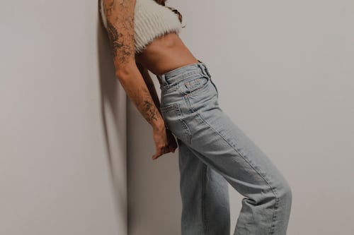¡Adiós azul! Este es el color de jeans que será furor la próxima temporada: estiliza y favorece la figura