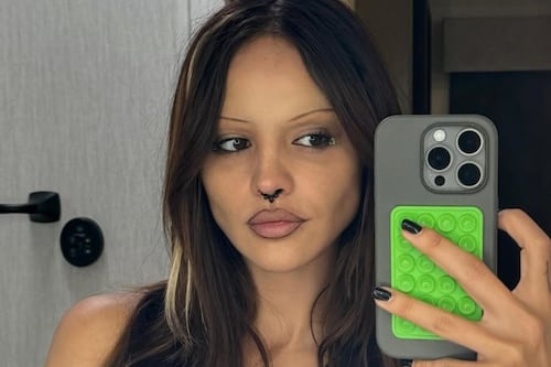 Las cejas delgadas están de regreso: la tendencia dosmilera que vuelve a conquistar la moda entre las famosas