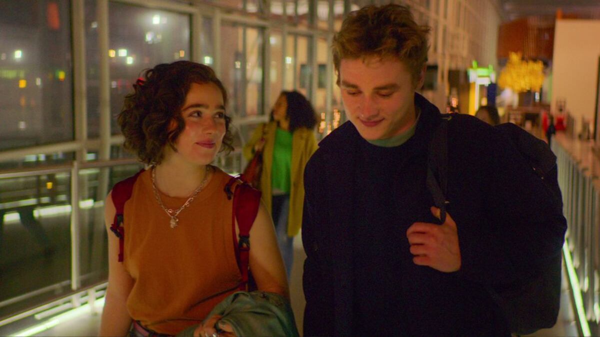 Haley Lu Richardson y Ben Hardy en 'La probabilidad estadística del amor a primera vista'