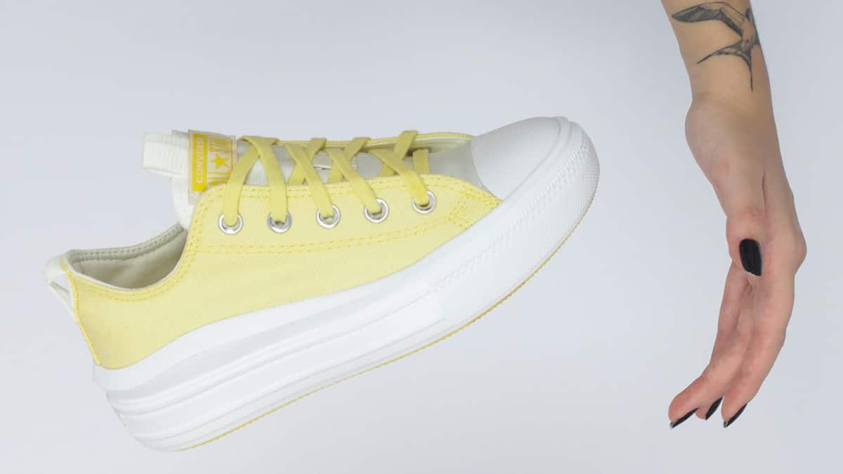 Los tenis blancos quedaron en el pasado, esta es la nueva tendencia.