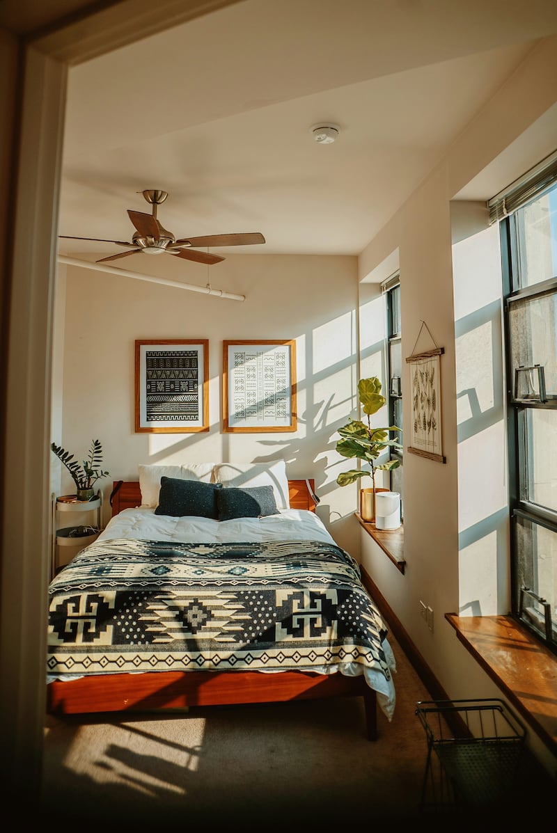 ¡Adiós al edredón! La nueva tendencia para “vestir” la cama que están amando los expertos en decoración