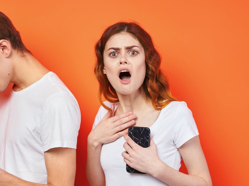 5 señales de que tu pareja está conociendo a alguien más