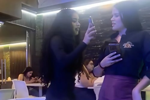 “Soy la chica de la limonada”: Mujer le dio una brutal golpiza a mesera tras enviar mensaje a su novio
