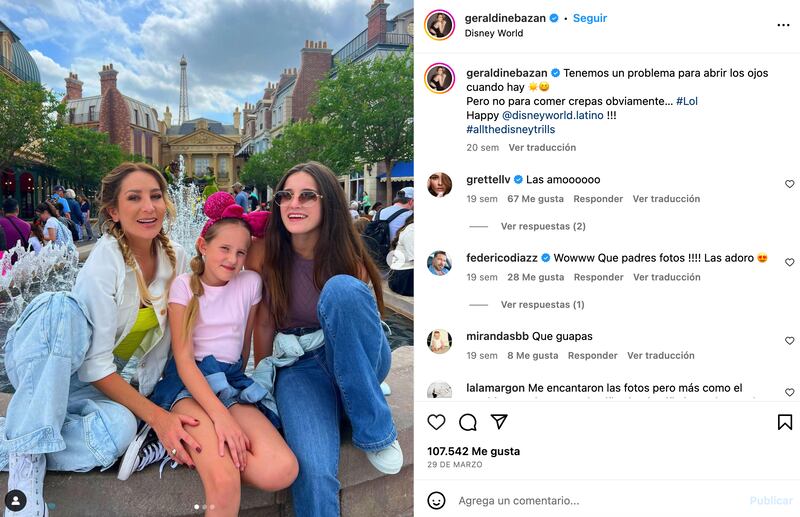 Geraldine Bazan junto a sus dos hijas