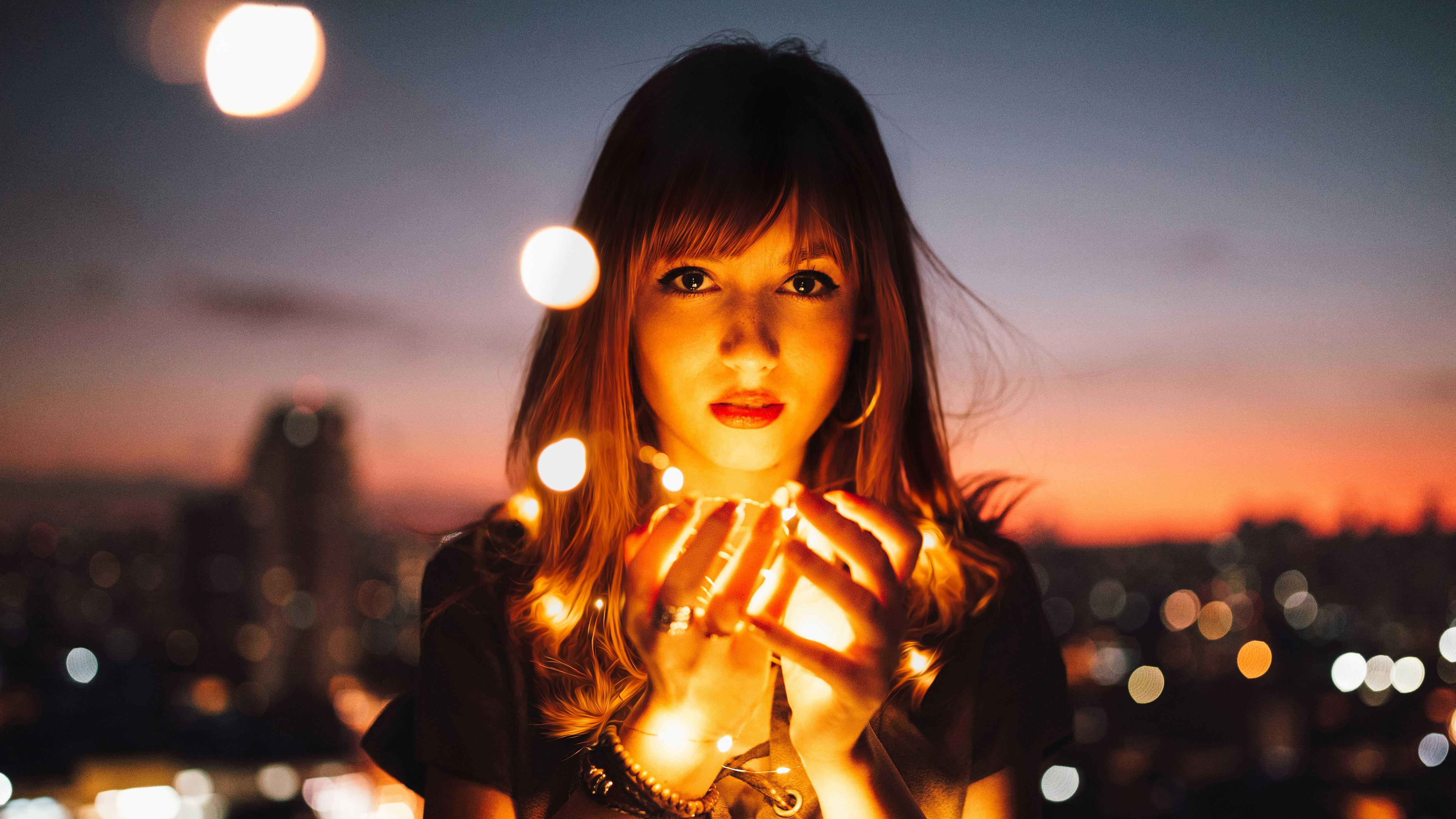 Foto de Matheus Bertelli: https://www.pexels.com/es-es/foto/mujer-sosteniendo-luciernagas-573299/