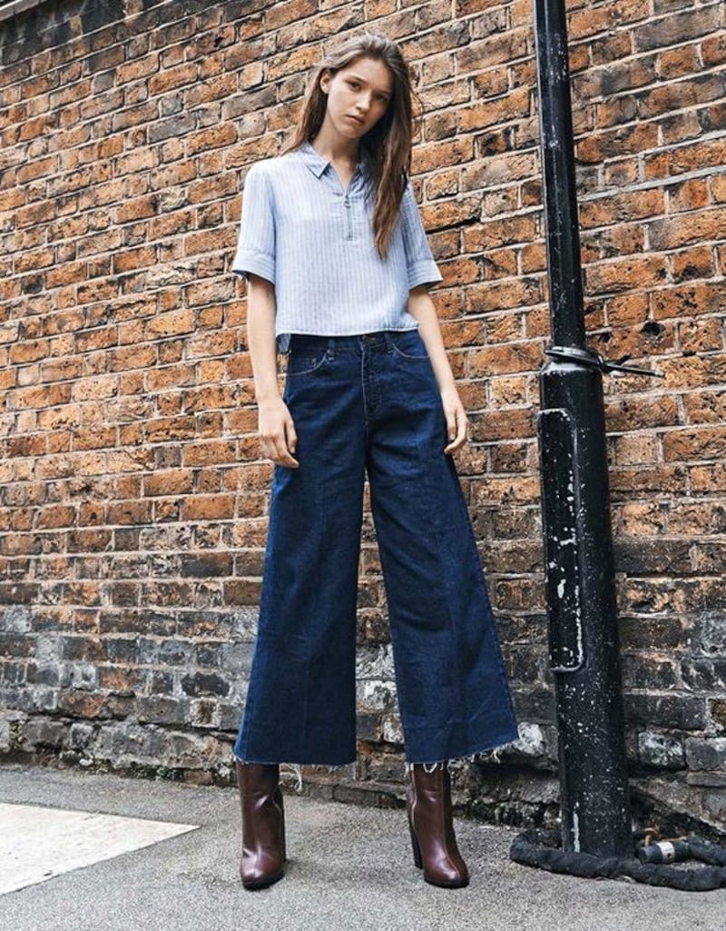 Jeans ‘wide leg’ y botines: la elegante combinación que gana terreno este año, así se lleva
