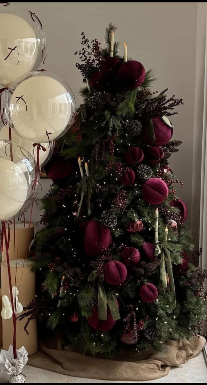 La tendencia “burgundy” de Navidad que promete la decoración más elegante del 2025