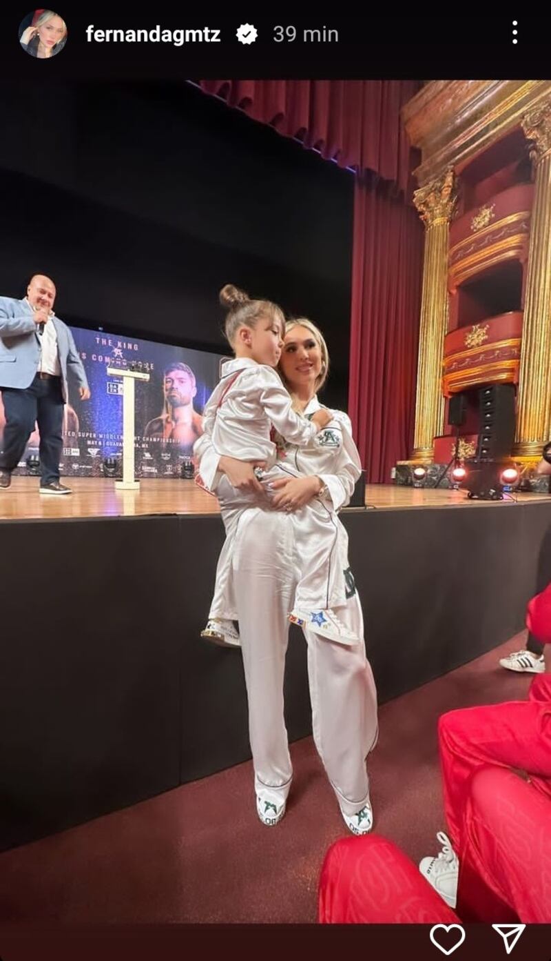 Fernanda Gómez y su hija, María Fernanda, llevando trajes estilo pijama idénticos
