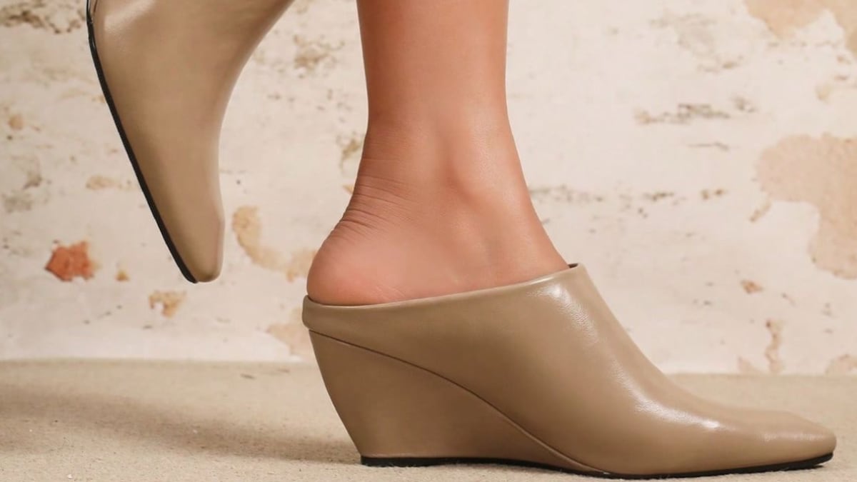 ¡Ni tenis, ni mocasines! Los ‘wedge mules’ son la nueva tendencia de calzado que no se parece en nada a lo que viste antes