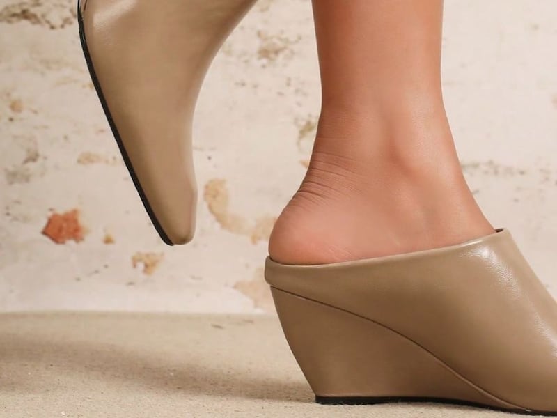 ¡Ni tenis, ni mocasines! Los ‘wedge mules’ son la nueva tendencia de calzado que no se parece en nada a lo que viste antes