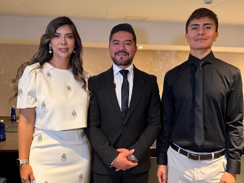 Marcos Galarza, CEO de Gala Corp junto a su familia