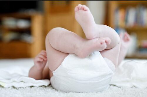 “¿Tengo razón de estar furiosa?”: pasó a buscar a su hijo al jardín y cuando lo mudó encontró un mensaje en el vientre del pequeño