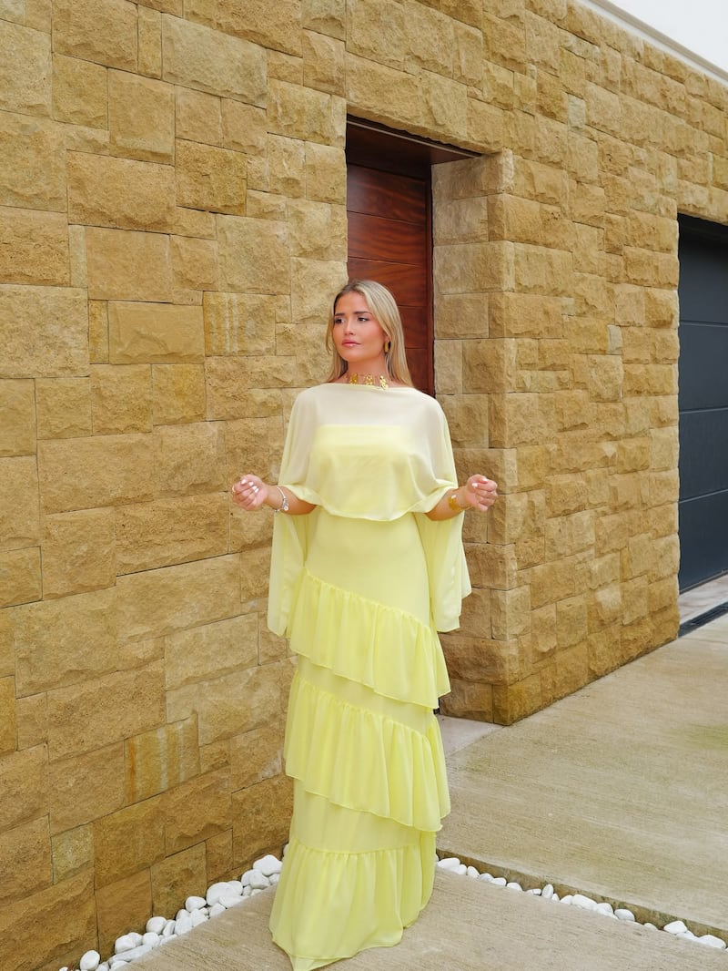 Los vestidos con capa serán tendencia este año