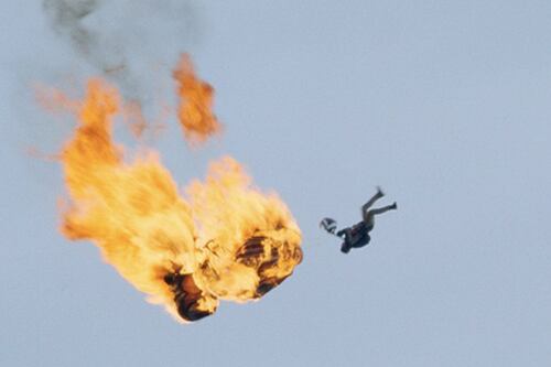 Tom Cruise rompe récord Guinness: 16 saltos en paracaídas en llamas