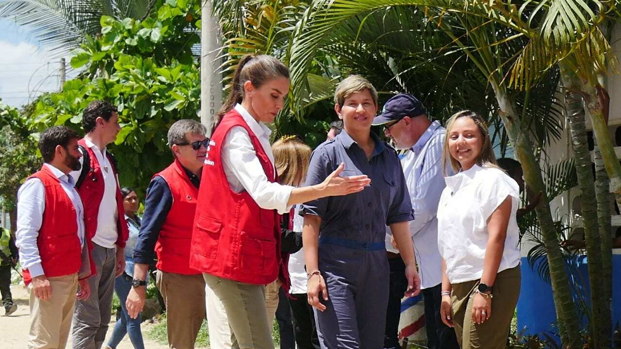 La reina Letizia de España junto a la primera dama Verónica Alcocer en el barrio Villa Hermosa de Cartagena.