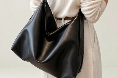 Adiós a los minibolsos: el accesorio gigante que está conquistando las calles