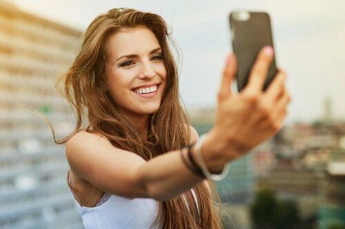 Tomarte tantas selfies podría estar dando una muy mala imagen de ti, según estudio