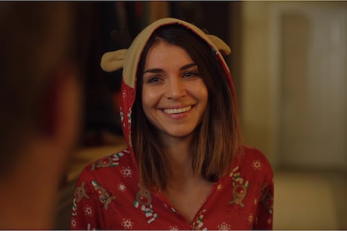 Esta es la comedia romántica perfecta para maratonear: es un recordatorio sobre soltar sin culpa y volver a empezar