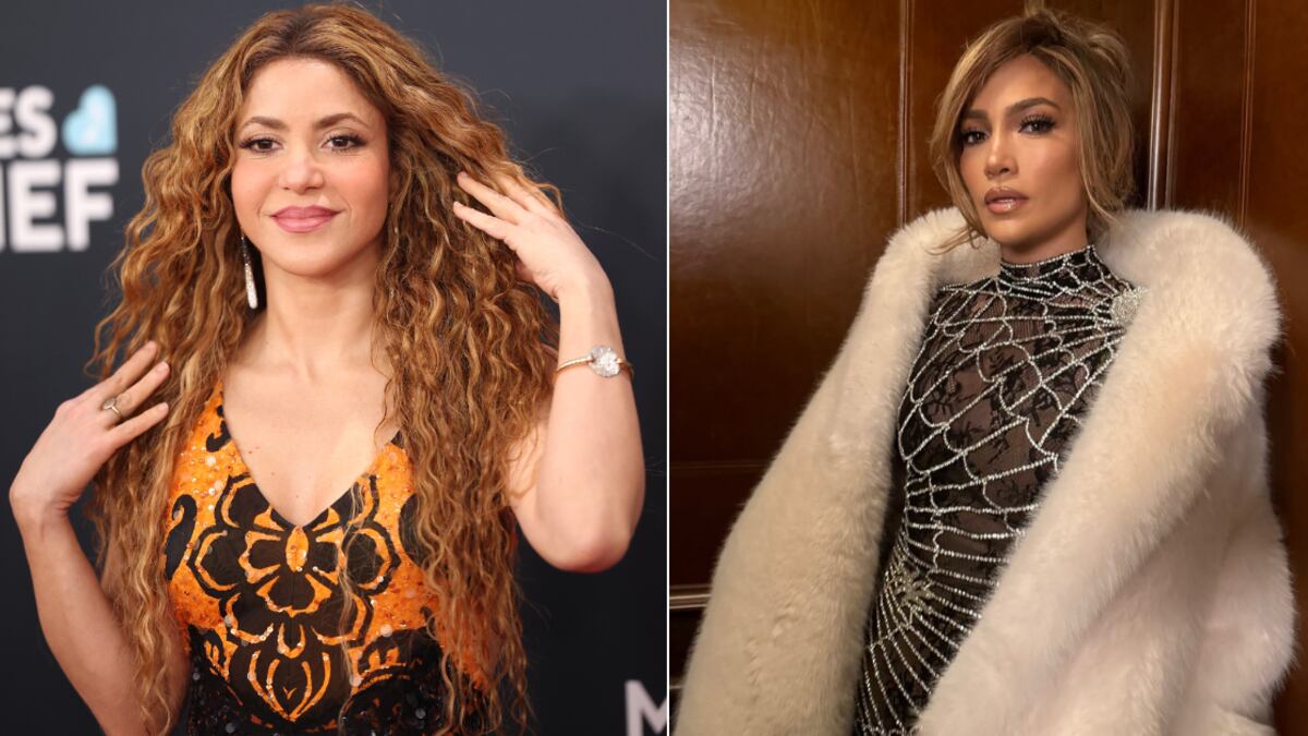 Shakira y Jennifer Lopez enseñaron a usar baggy jeans de forma elegante.