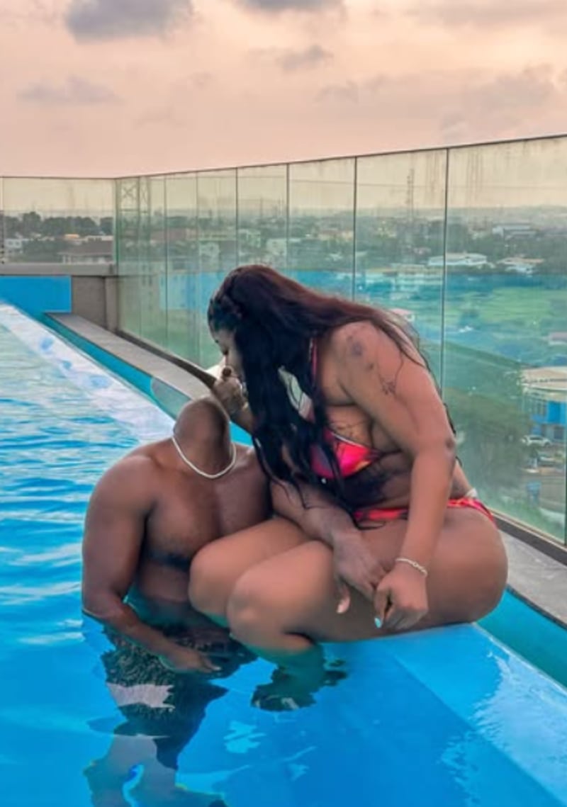 Ashmusy publica fotos con su novio, pero le quitó la cabeza