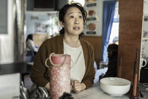 Esta serie te mantendrá sin pestañear desde el inicio con humor, giros retorcidos y tensión constante