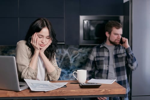 Sabes que ya no eres feliz pero no puedes irte: la razón emocional que te mantiene ahí