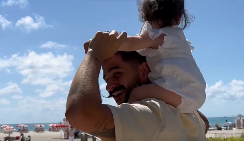 Camilo mostró en un video cómo lucen los pies de Índigo asegurando que no hay dudas de que es su hija.