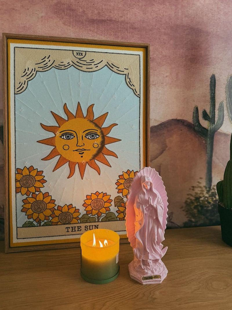 Carta de tarot en la habitación de Inti