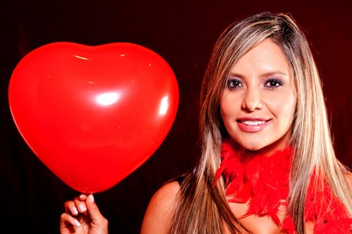 5,9 millones de ecuatorianos celebran hoy el San Solterín: ¿Por qué el 13 de febrero es la verdadera fiesta de la autonomía?