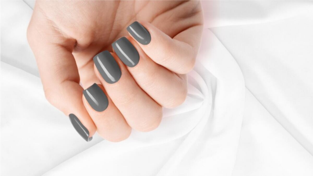 Uñas color gris piedra
