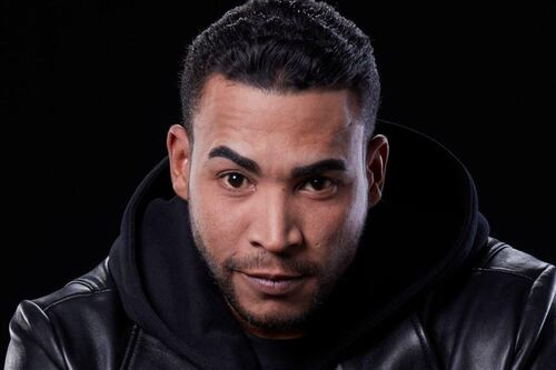 VIDEO: Don Omar expulsó a una mujer de su concierto por tirar vasos