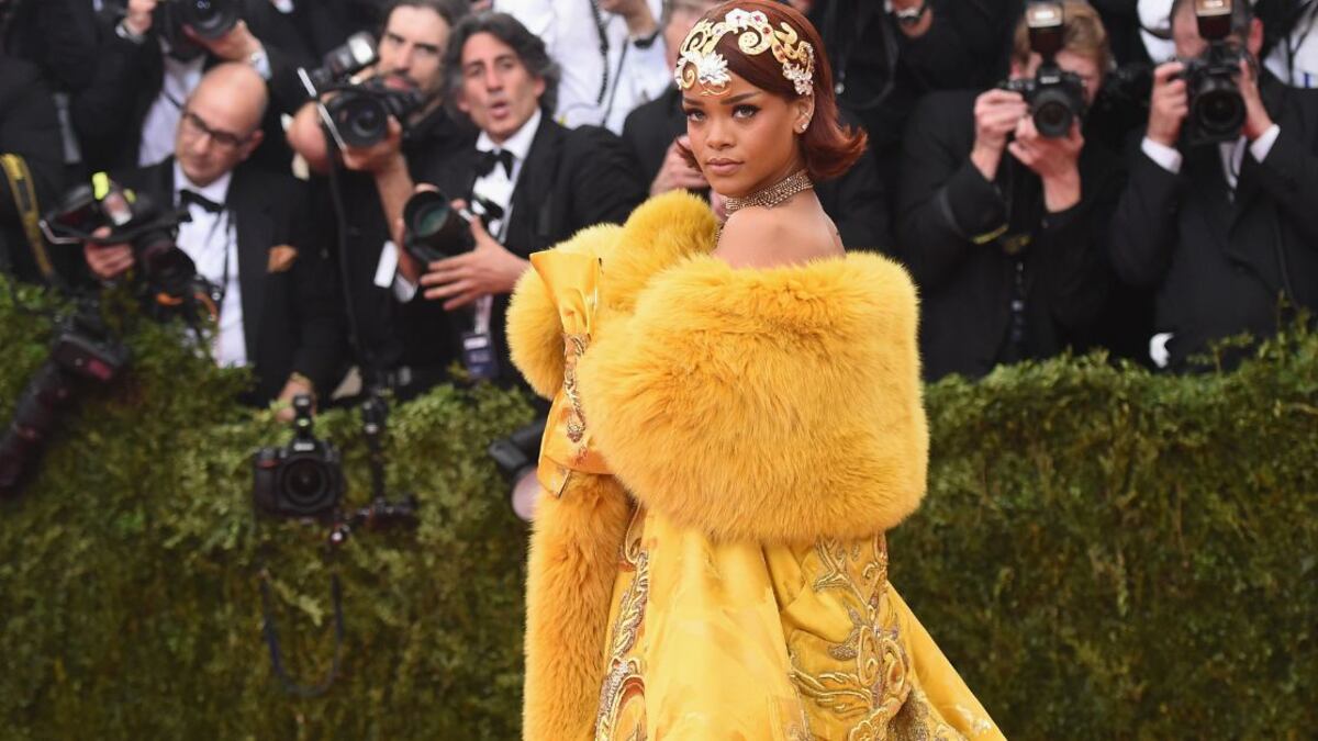 Dile adiós a mercurio retrógrado looks que combinen colores como el rojo, amarillo, verde o azul y atrae el éxito desde tu signo zodiacal.