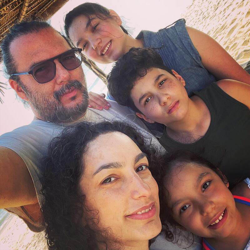 Rodrigo Abed, sus dos hijos y su esposa