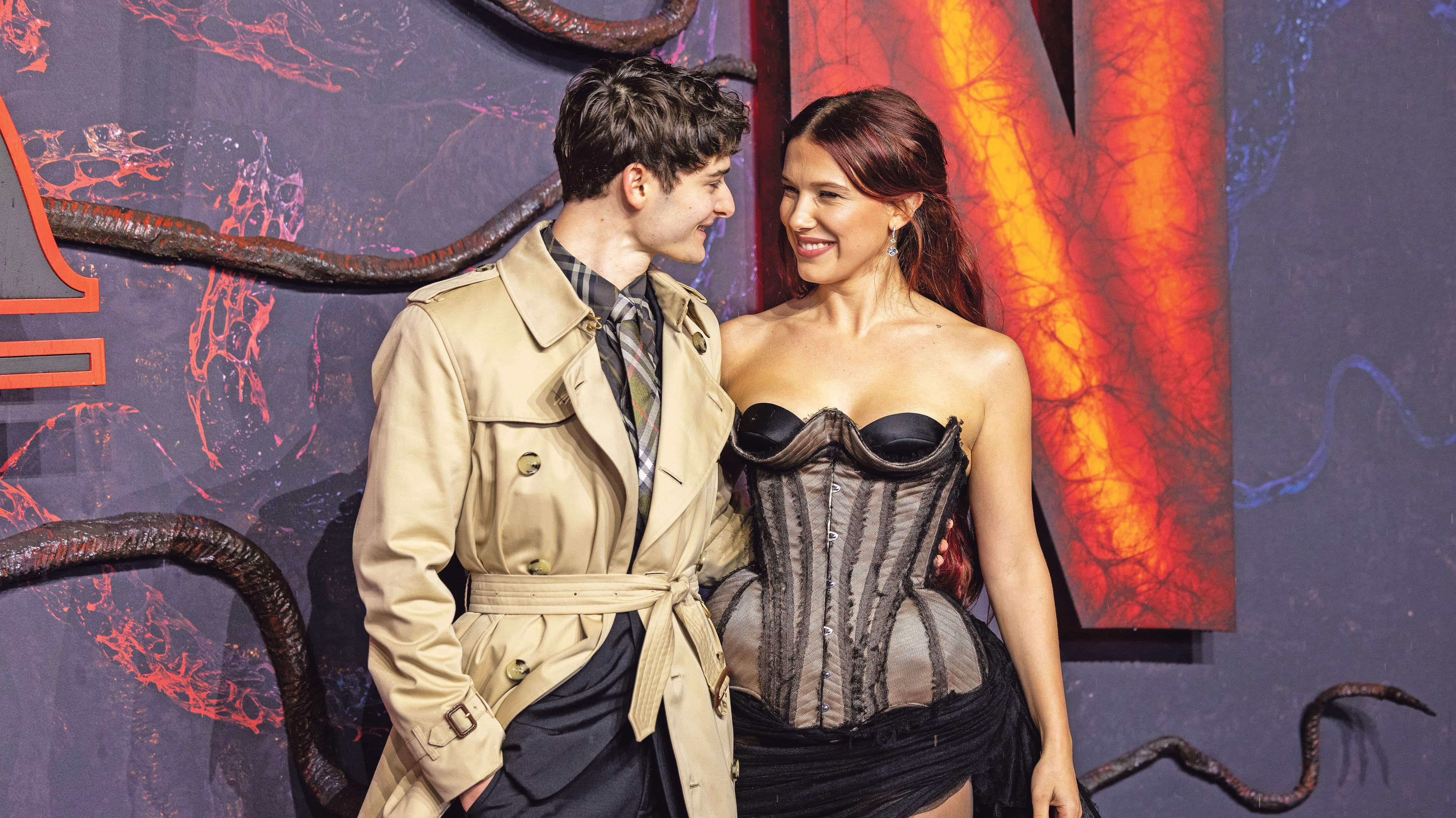 Noah Schnapp y Millie Bobby Brown de 'Stranger Things' de Netflix